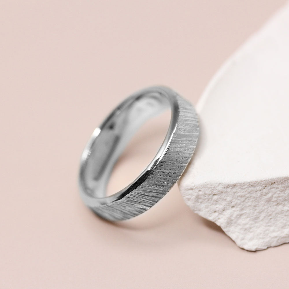 Alliance en or blanc joaillerie éthique artisanale.