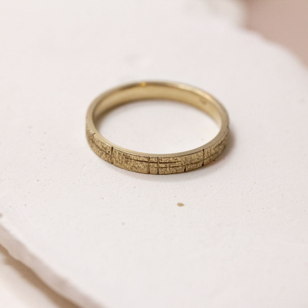 Alliance Hélia - ruban 3 mm réalisée en or rose-champagne 18 carats Fairmined à Paris