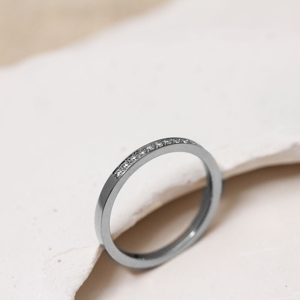 Alliance en or gris palladié fairmined réalisée au sein d'une joaillerie artisanale.