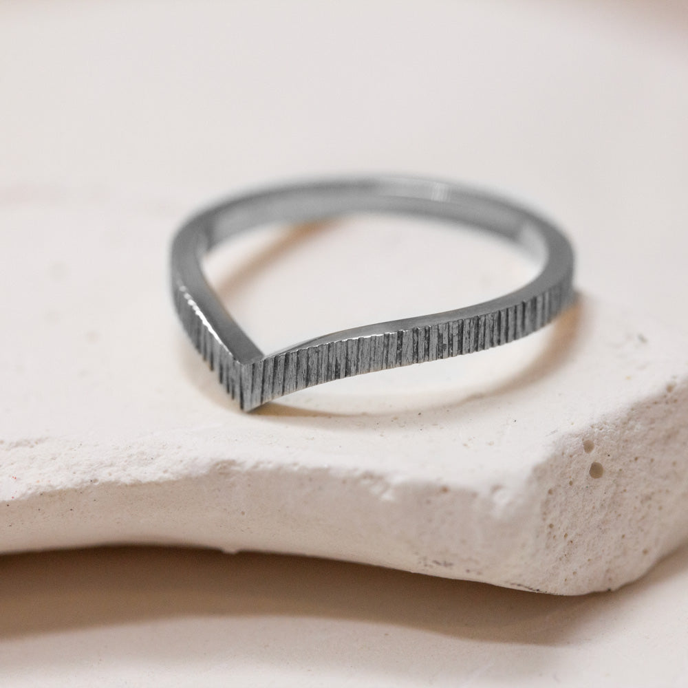 Alliance en or gris palladié réalisée au sein d'une joaillerie artisanale éthique.