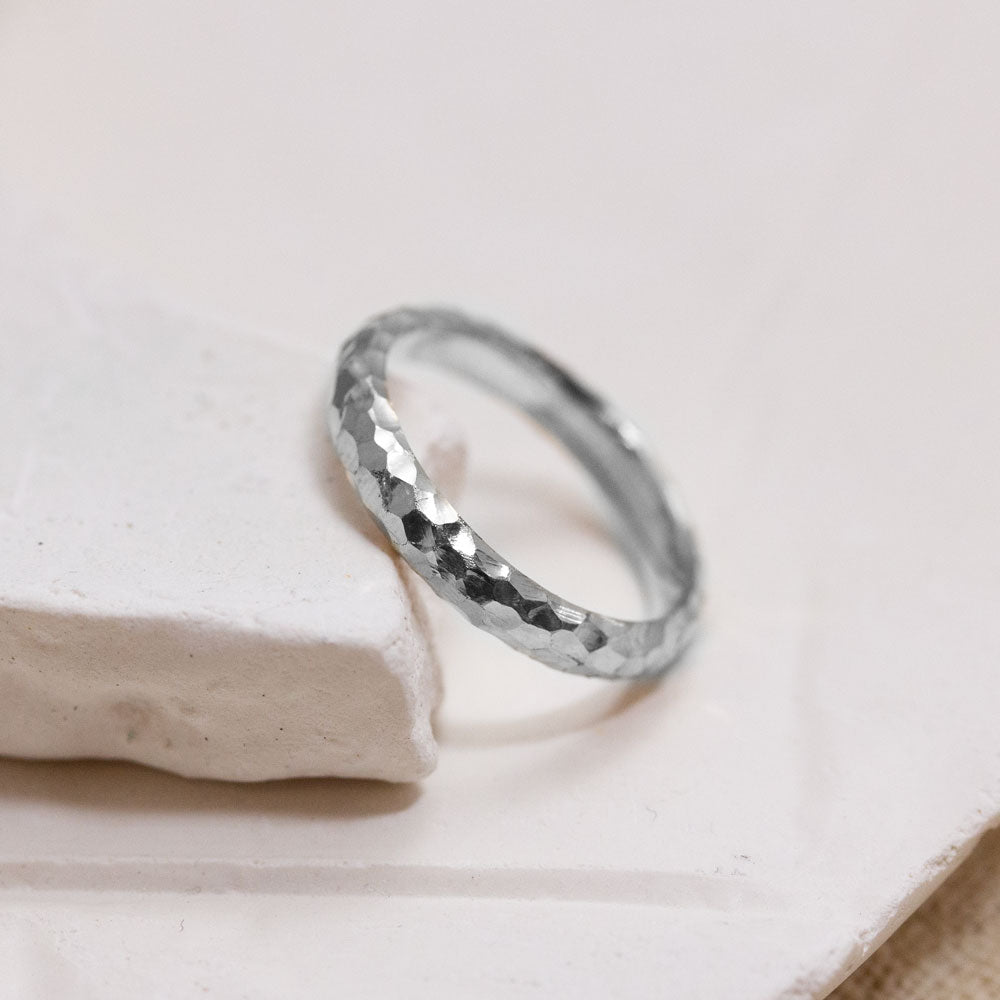 Alliance bombée en or blanc Fairmined.
Fabriquée dans notre atelier Parisien.
Union et mariage.