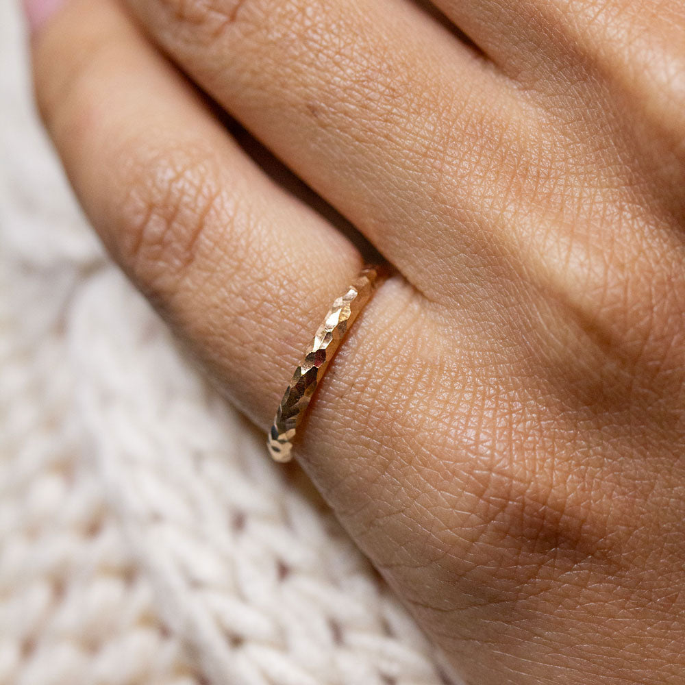 Alliance bombée en or jaune Fairmined.
Fabriquée dans notre atelier Parisien.
Union et mariage.