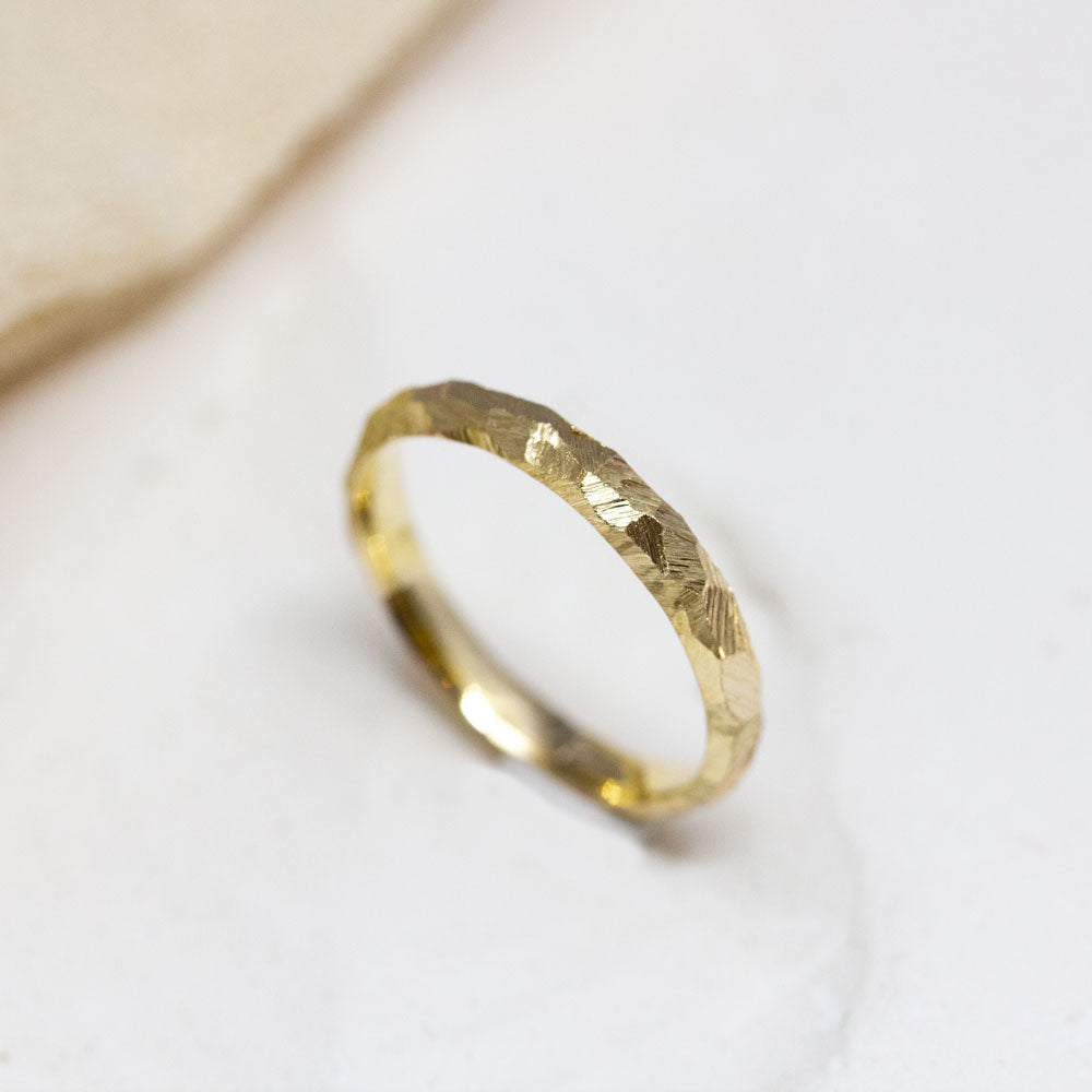 Alliance en or jaune 18 carats Fairmined Paris et Lyon.