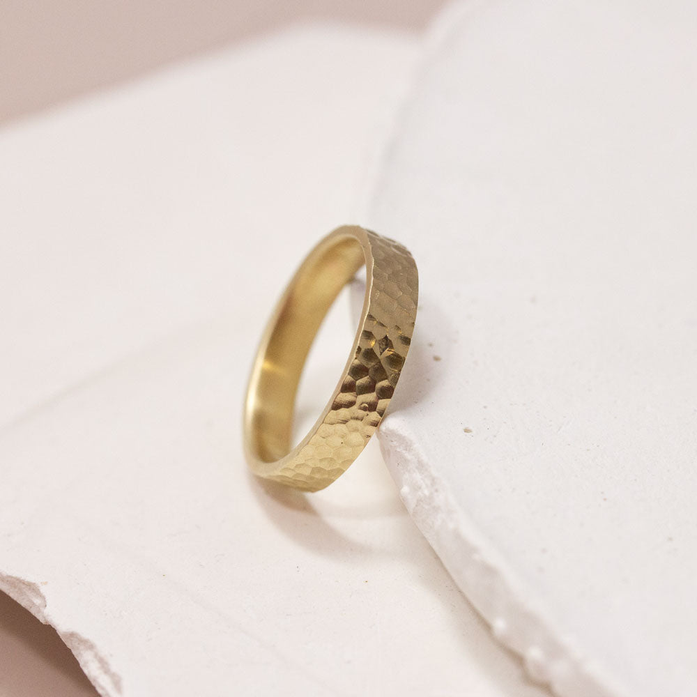 Bague de mariage en or jaune 18 carats Fairmined, façonnée artisanalement.