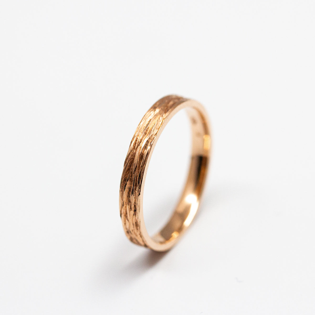 Alliance originale mixte Amandier - ruban 3 mm réalisée en or rose-champagne 18 carats Fairmined à Paris