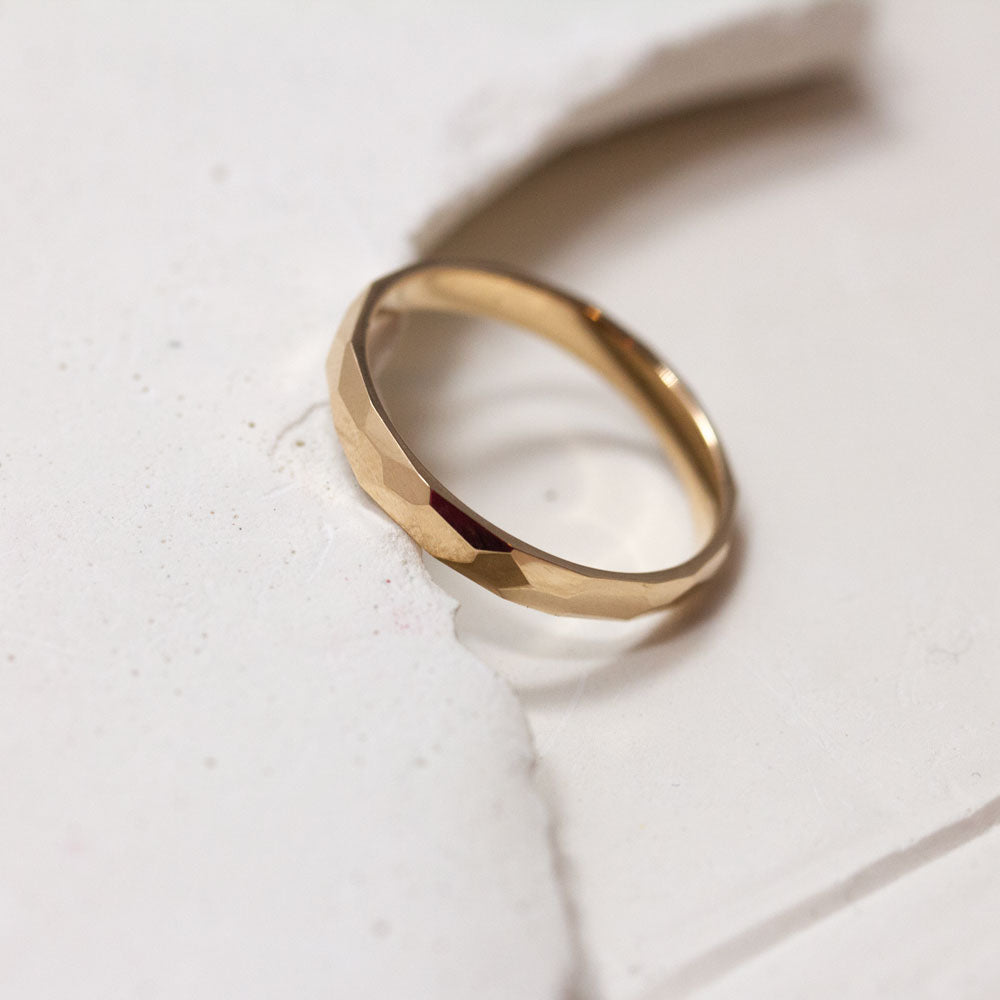 Alliance originale en or éthique rouge 18 carats Fairmined, fabriquée en France par notre atelier de joaillerie à Paris.