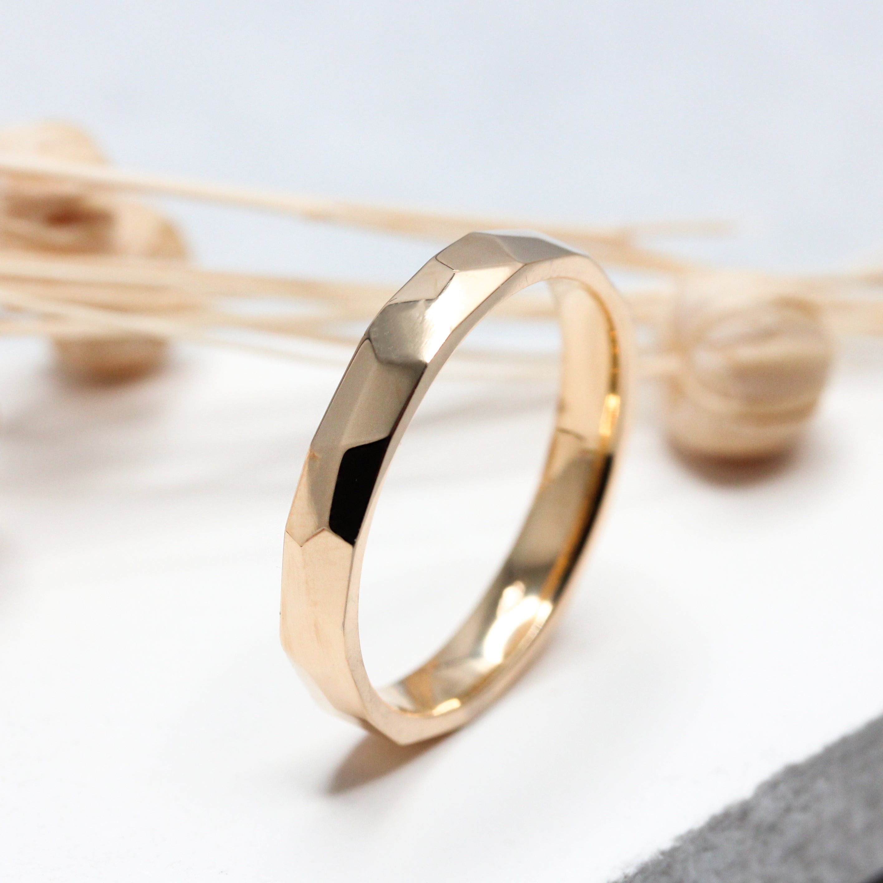 Alliance originale en or éthique rouge 18 carats Fairmined, fabriquée en France par notre atelier de joaillerie à Paris.