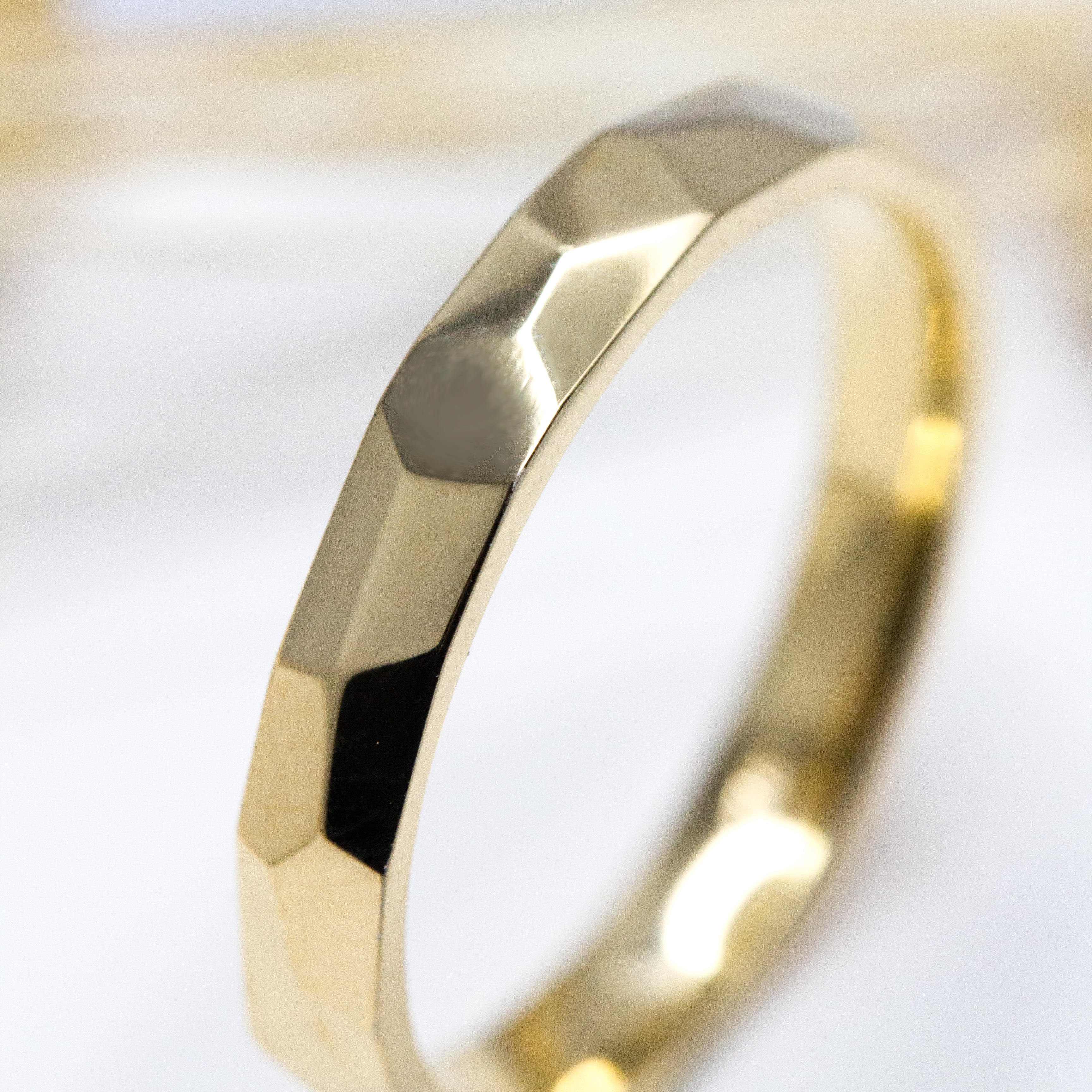 Alliance originale en or éthique rouge 18 carats Fairmined, fabriquée en France par notre atelier de joaillerie à Paris.