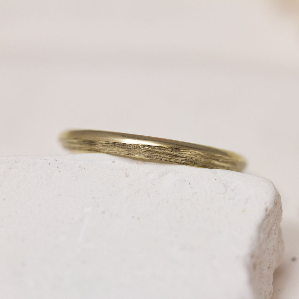 Alliance de mariage originale et éthique. Joaillerie artisanale française.