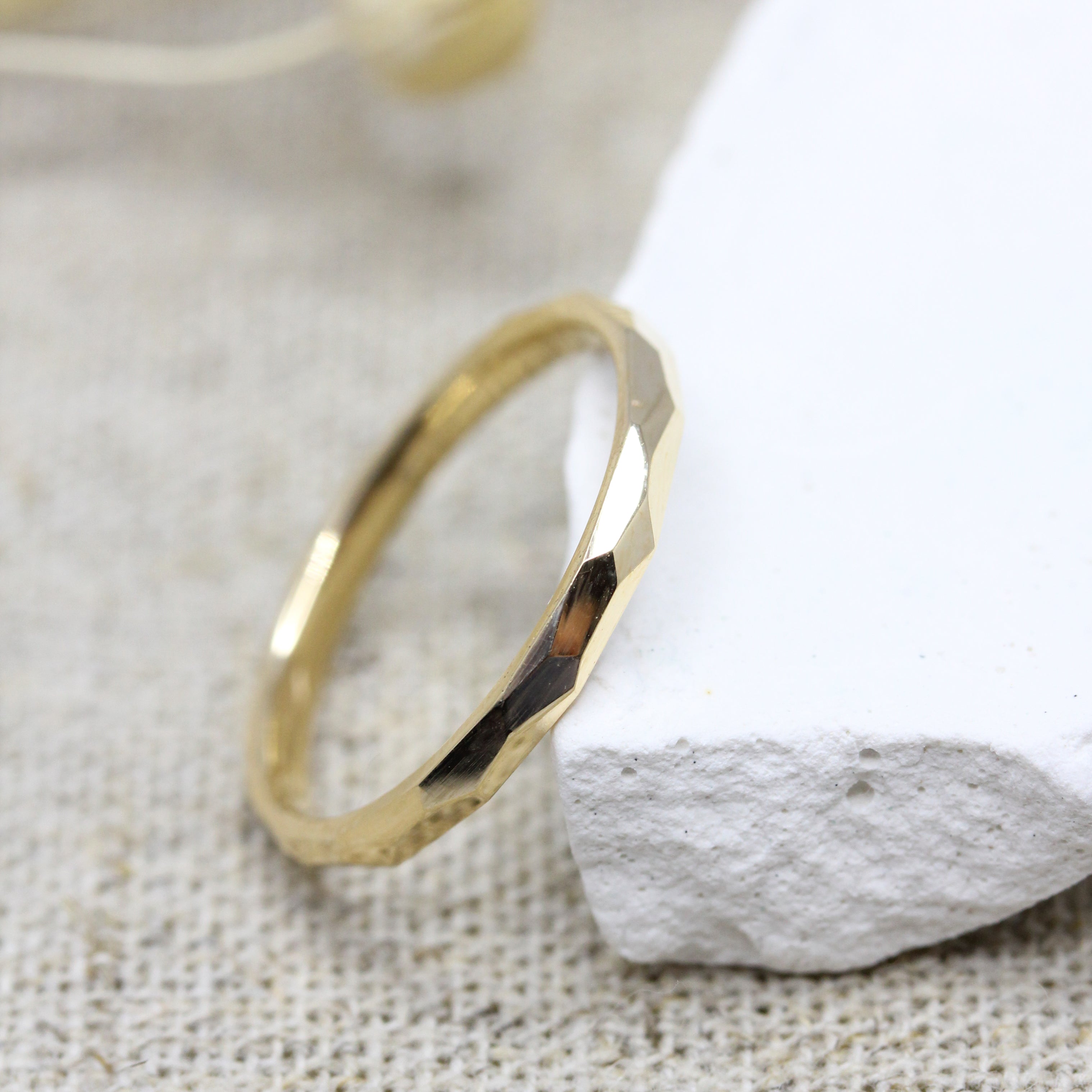 Alliance artisanale en or jaune éthique Fairmined, réalisée dans notre propre atelier de joaillerie à Paris