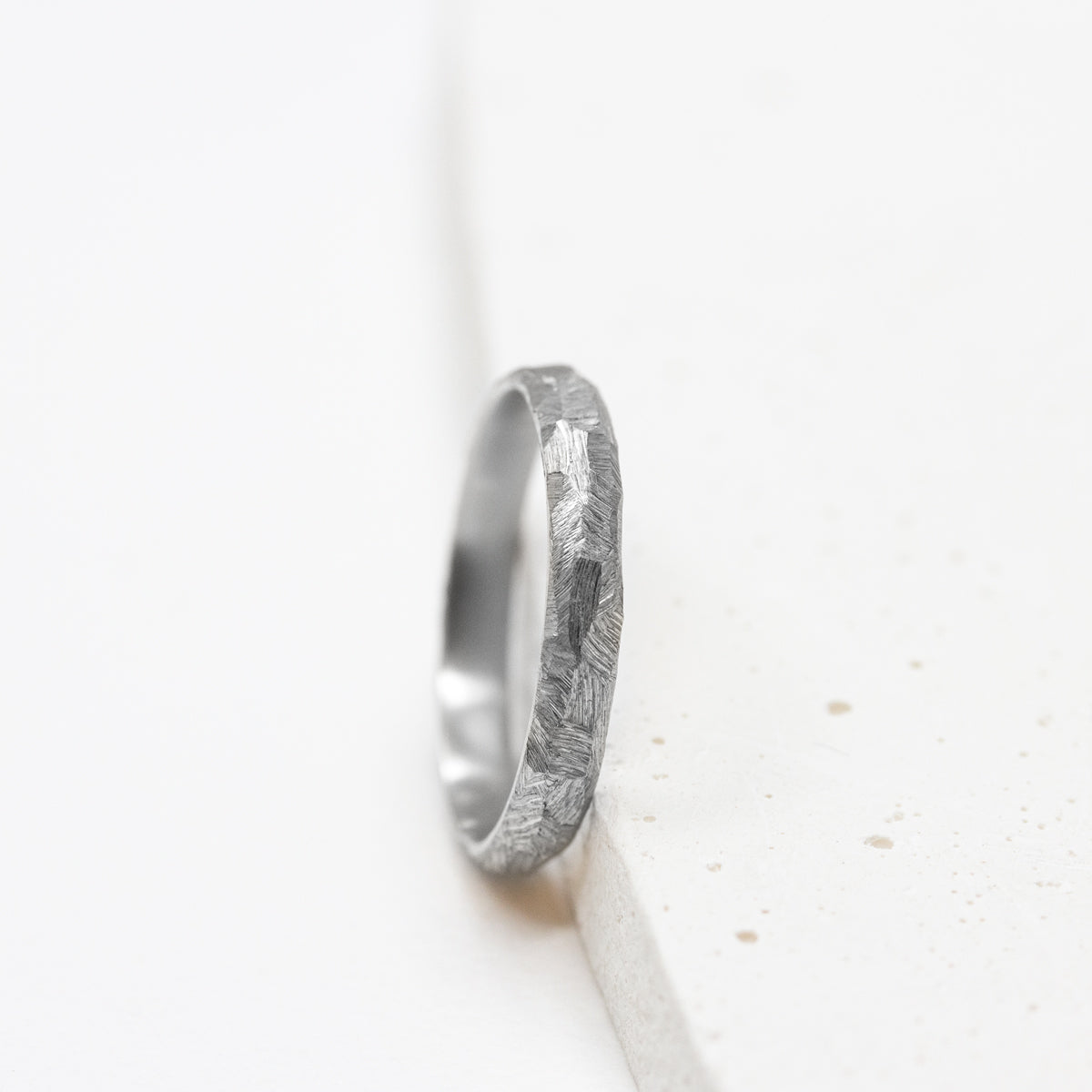 Alliance de mariage Staël bombée 3,5mm en or éthique Fairmined, fabrication artisanale à Paris dans notre atelier de joaillerie