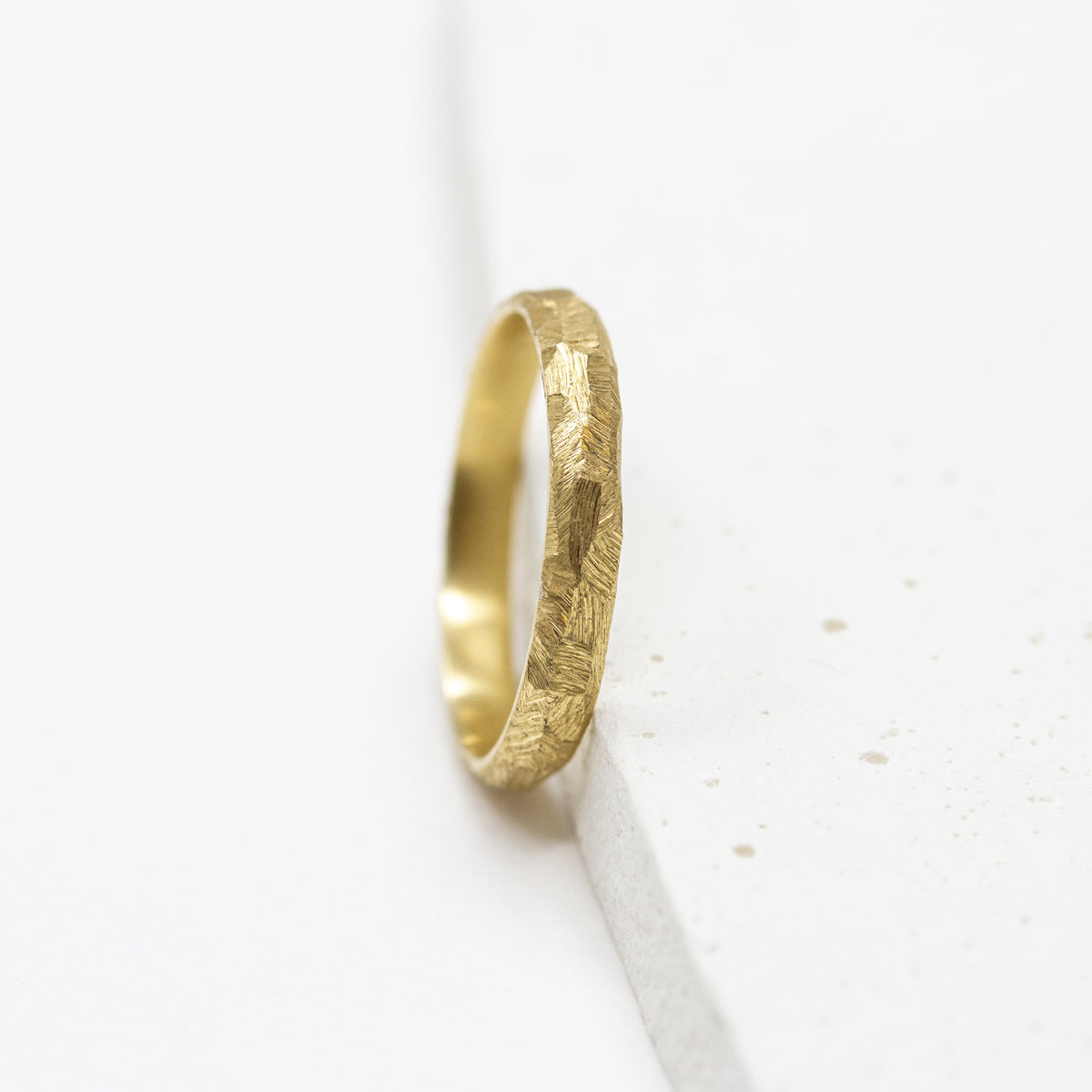 Alliance de mariage Staël bombée 3,5mm en or éthique Fairmined, fabrication artisanale à Paris dans notre atelier de joaillerie