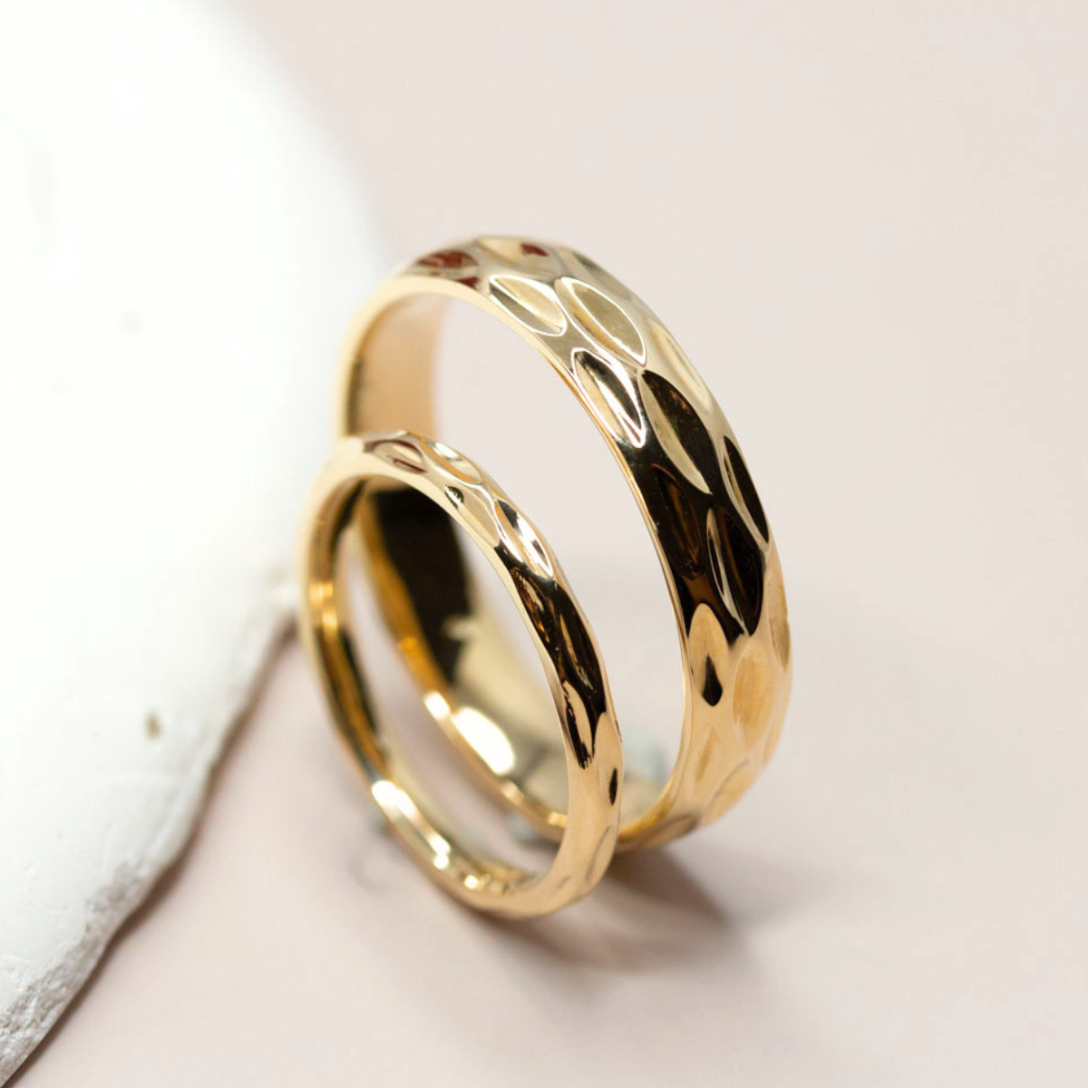 Duo d'alliances réalisées en or Fairmined.
Bijoux texturé en or Fairmined.