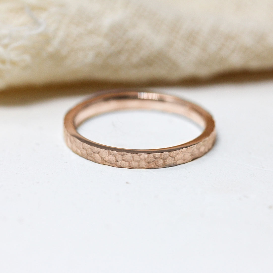 Alliance texturé en or Fairmined.
Union et Mariage.
Fabriqué dans notre atelier Parisien artisanal.