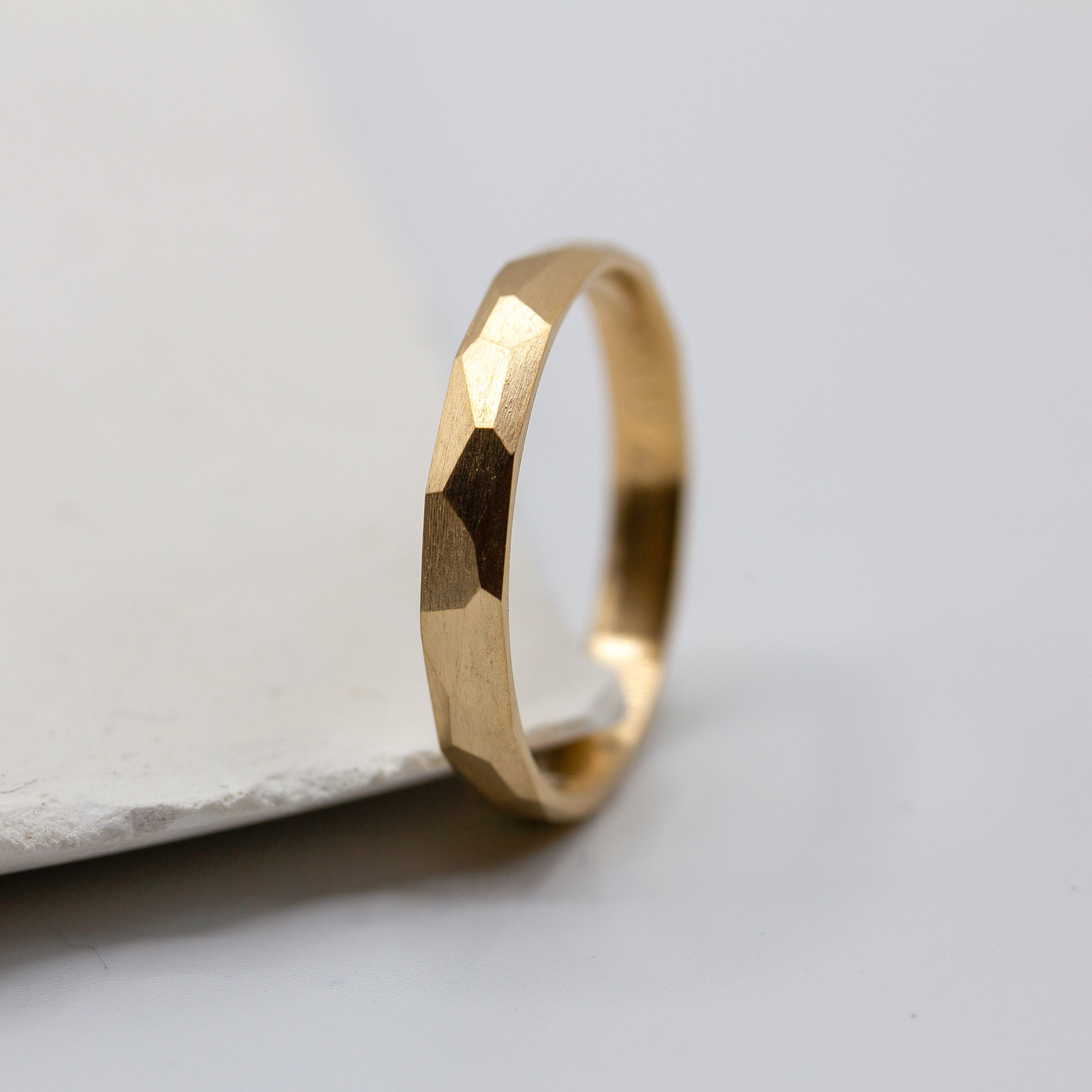 Alliance de mariage en or jaune 18 carats Fairmined, fabriquée en France, à Paris.