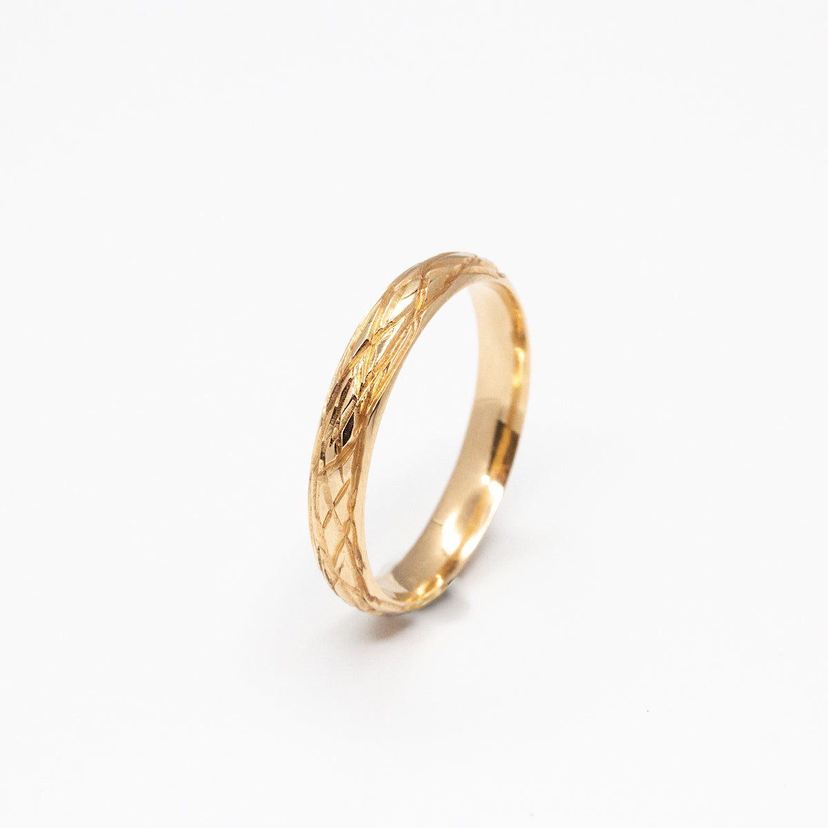 Alliance homme mariage en or rose-champagne 18 carats Fairmined. Made in France, dans notre atelier de joaillerie parisien.