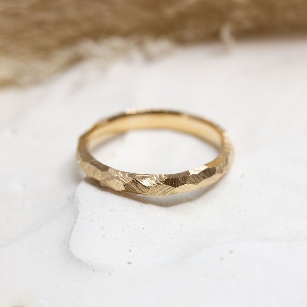 Alliance texturée en or rose-champagne Fairmined.