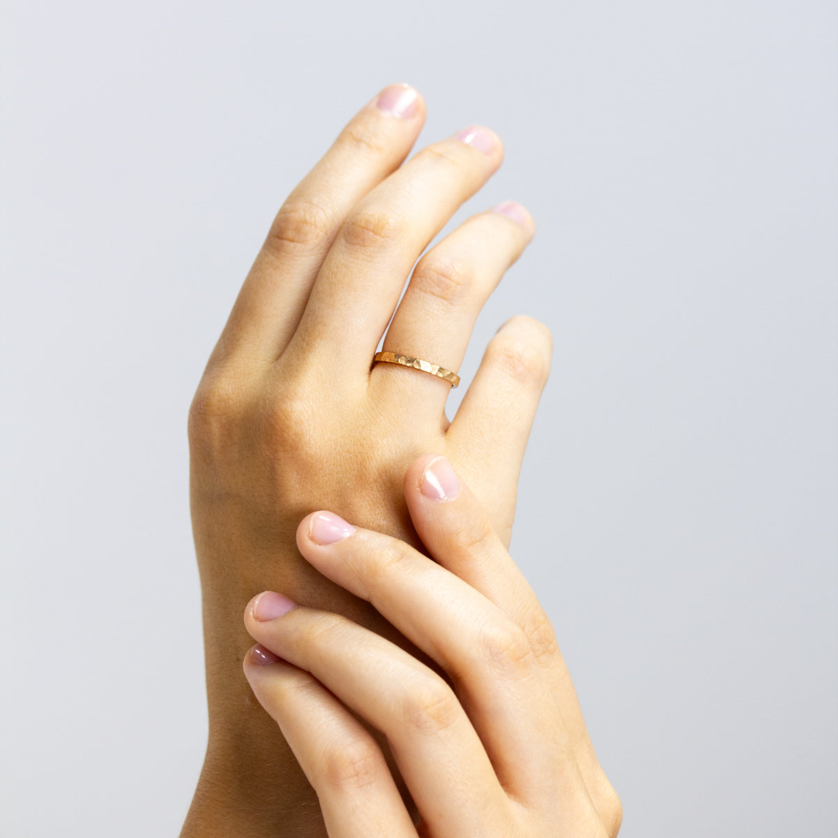 Alliance Staël ruban plat 2 mm pour femme et homme, façonnée en or éthique 18 carats dans un atelier joaillerier à Paris