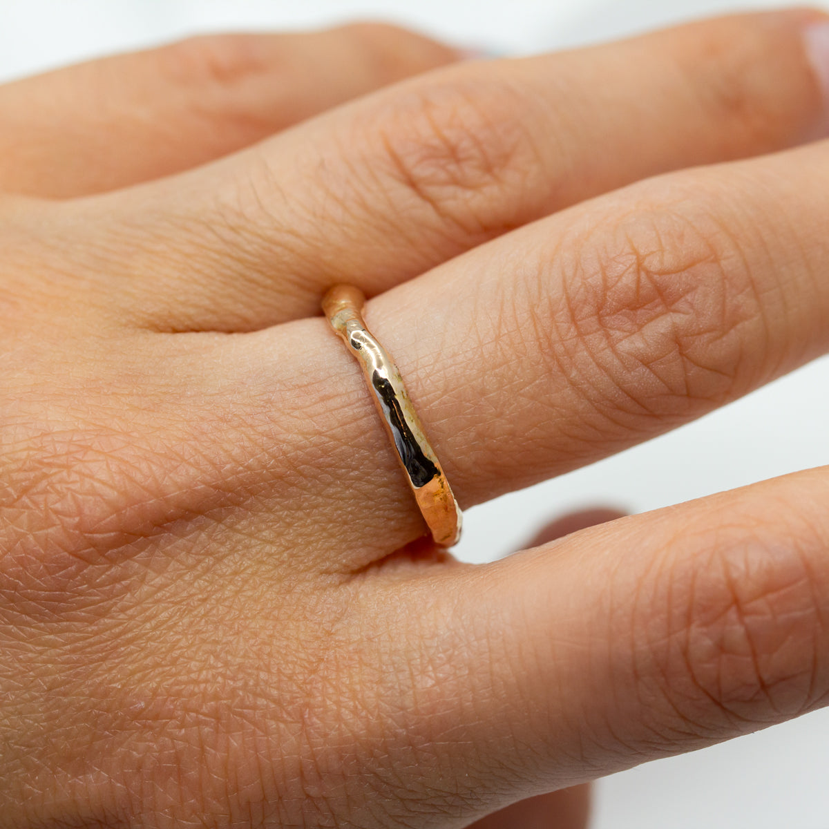 Alliance en or rouge 750/1000 Fairmined, au fini brut inspiré de l’or fondu pour un rendu naturel et authentique.