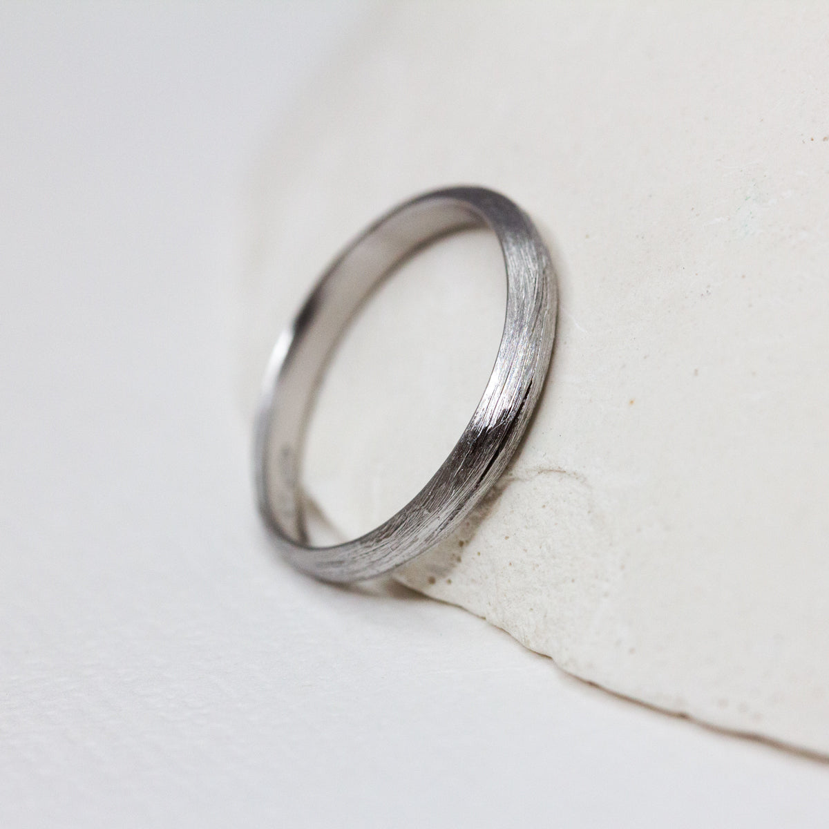 Alliance en or gris palladié au fini brossé, travaillée avec soin dans une joaillerie éthique située à Paris.