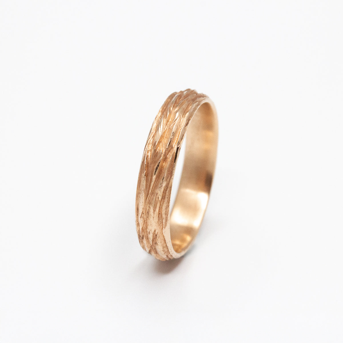 Alliance originale Amandier demi-jonc 5mm en or 18 carats éthique pour homme, modèle large travaillé avec une texture d'écorce à la main dans notre atelier de joaillerie