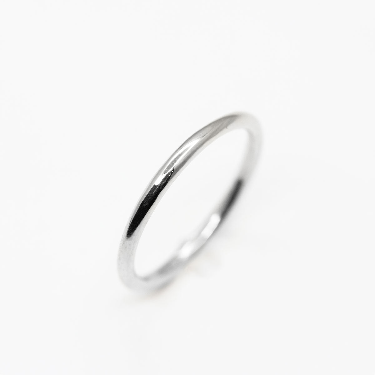 Alliance Ulysse très fine femme jonc 1,5mm en or blanc recyclé 18 carats + prime Fairmined réalisée à la main à Paris