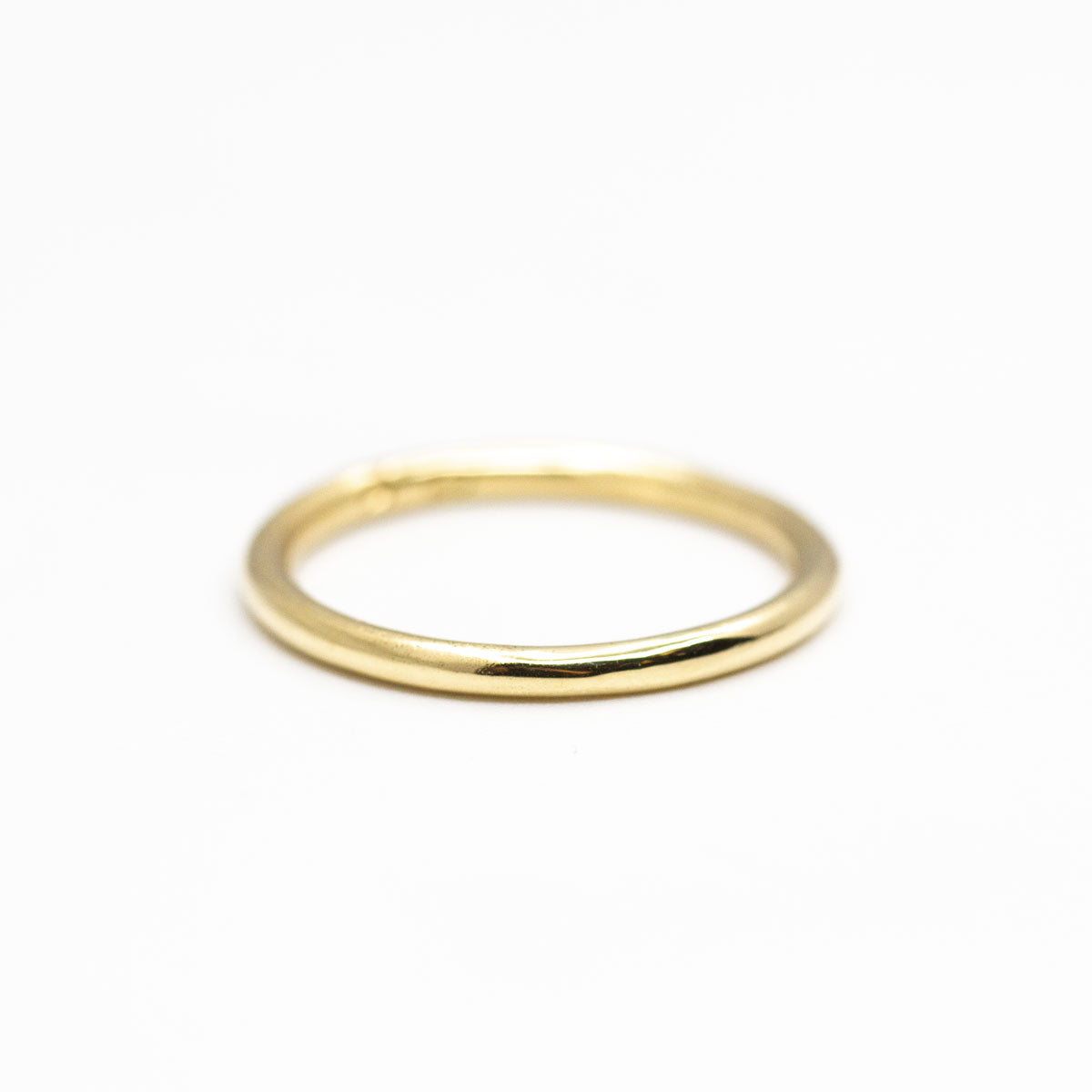 Alliance discrète très fine femme jonc 1,5mm Ulysse en or rose-champagne recyclé 18 carats + prime Fairmined réalisée à la main à Paris
