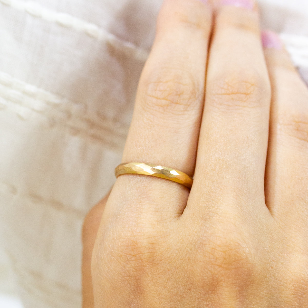 Alliance martelée Nisma demi-jonc 3mm pour femme et homme façonnée en or rouge éthique certifié dans notre atelier de joaillerie à Paris