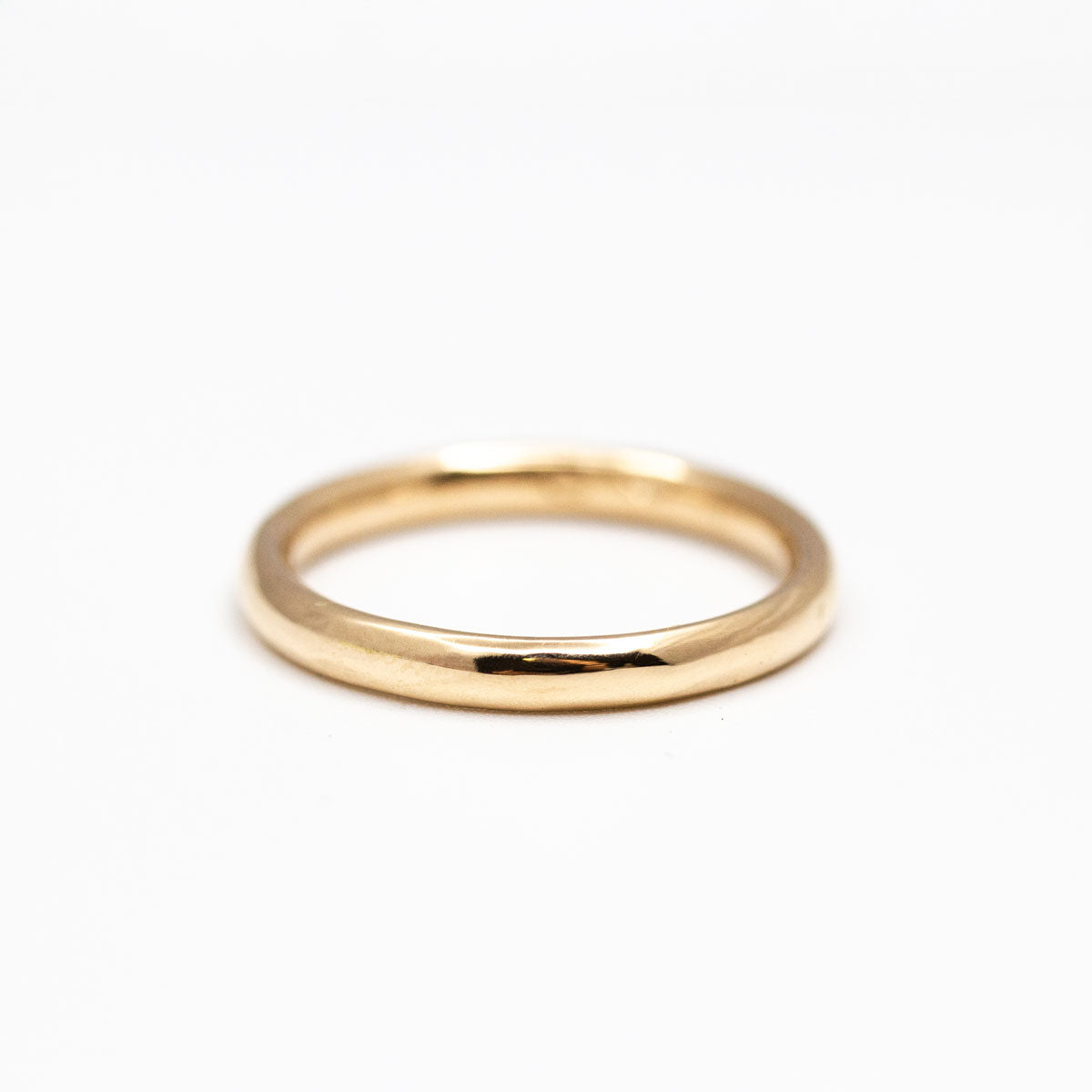 Alliance de mariage femme Ulysse bombée luxe entièrement arrondie et confortable, fini lisse et brillant réalisé artisanalement à Paris en or rouge recyclé 18 carats