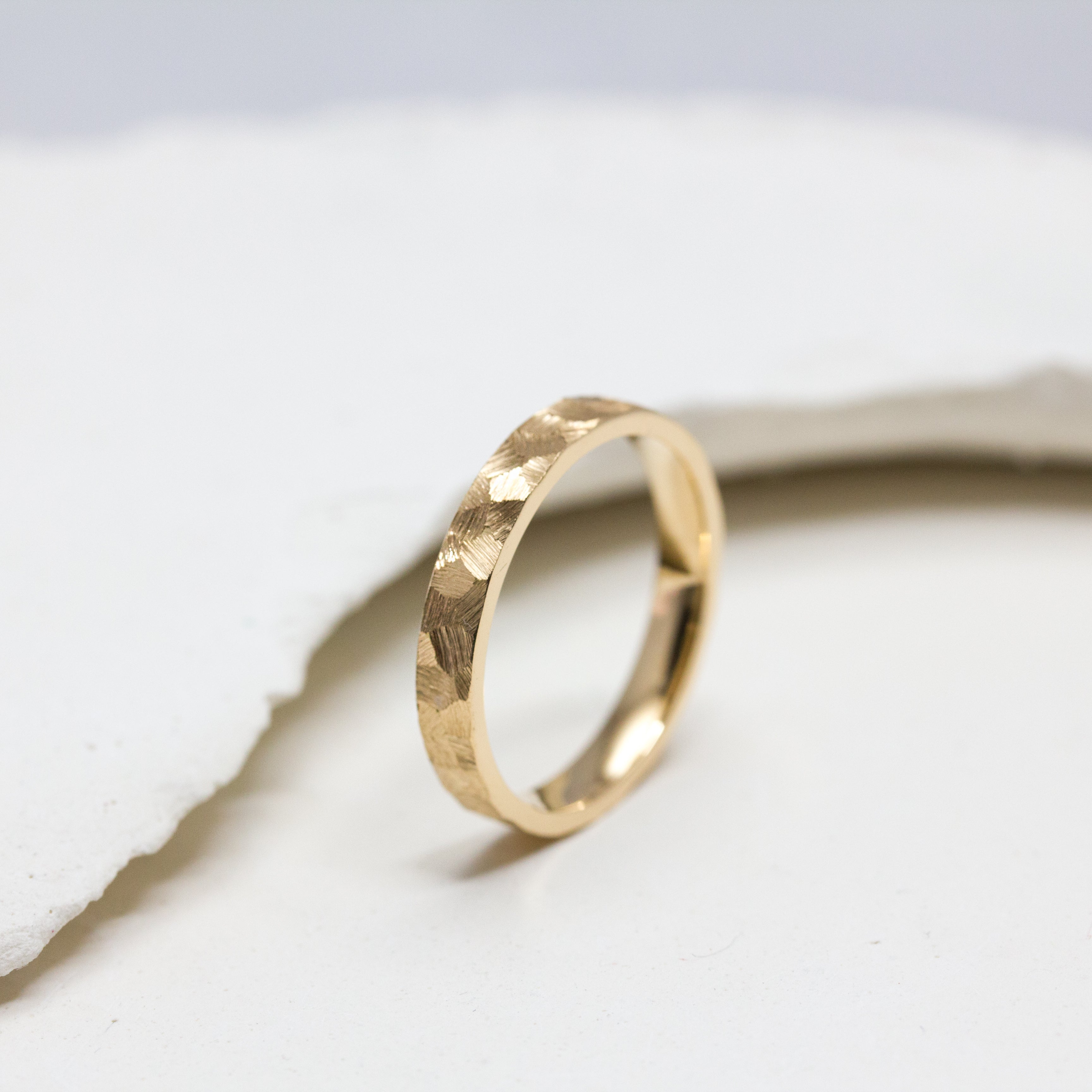 Bague façonnée en or rose-champagne 750/1000 Fairmined, finition brossée à facettes, réalisée dans notre atelier parisien.