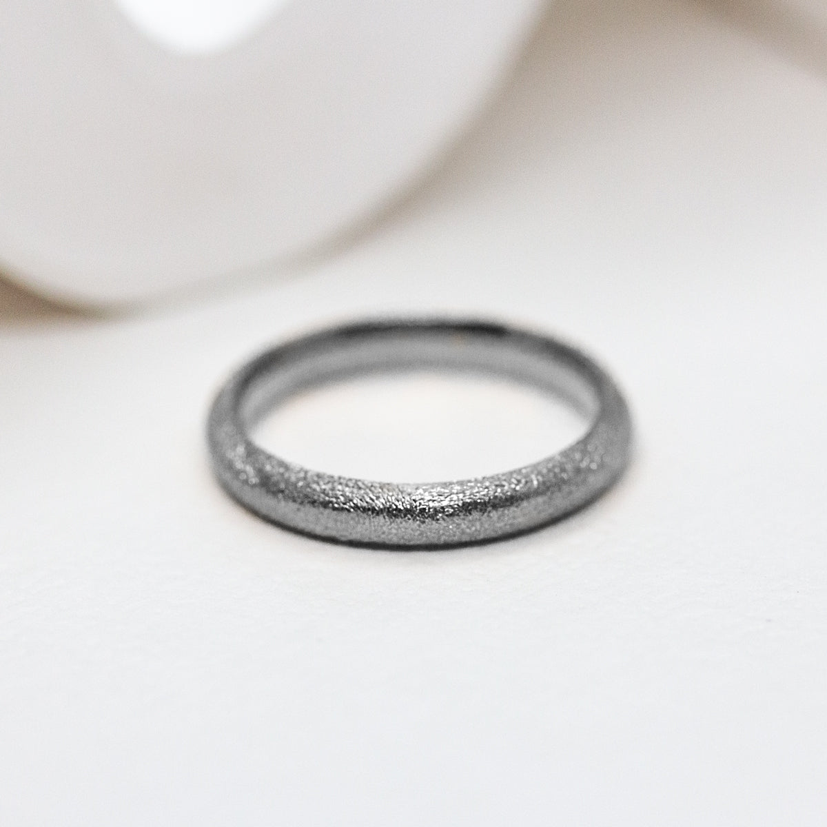 Alliance bombée femme à la texture givrée Gina en or blanc éthique 18 carats Fairmined, réalisée à Paris dans notre atelier artisanal.