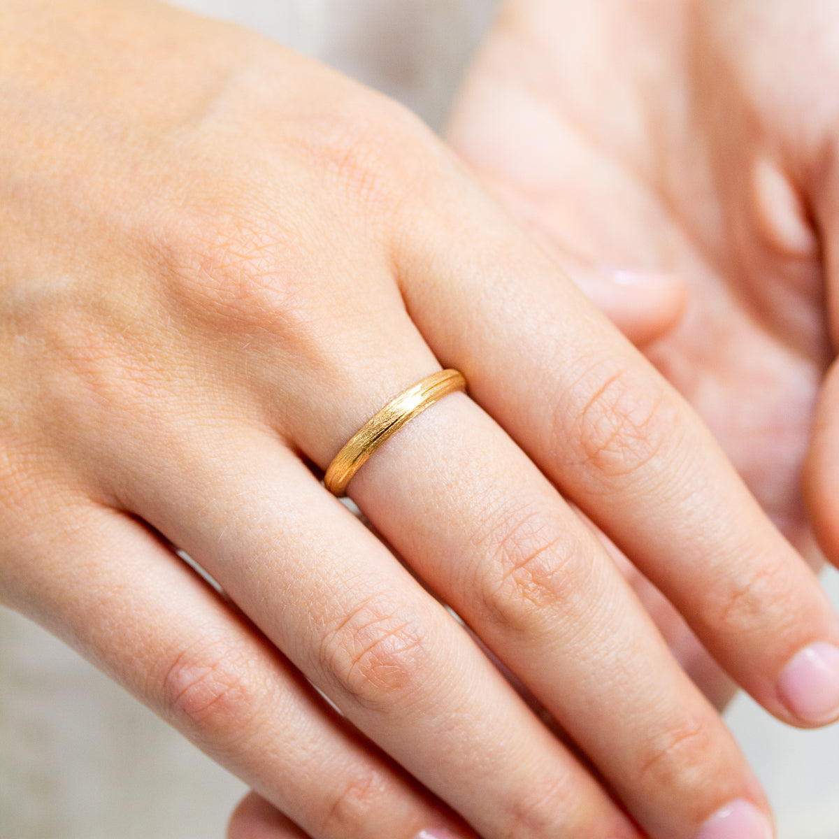 Anneau de mariage fin bombé 3mm, texture originale brossée et réalisé à la main dans notre atelier de joaillerie parisien