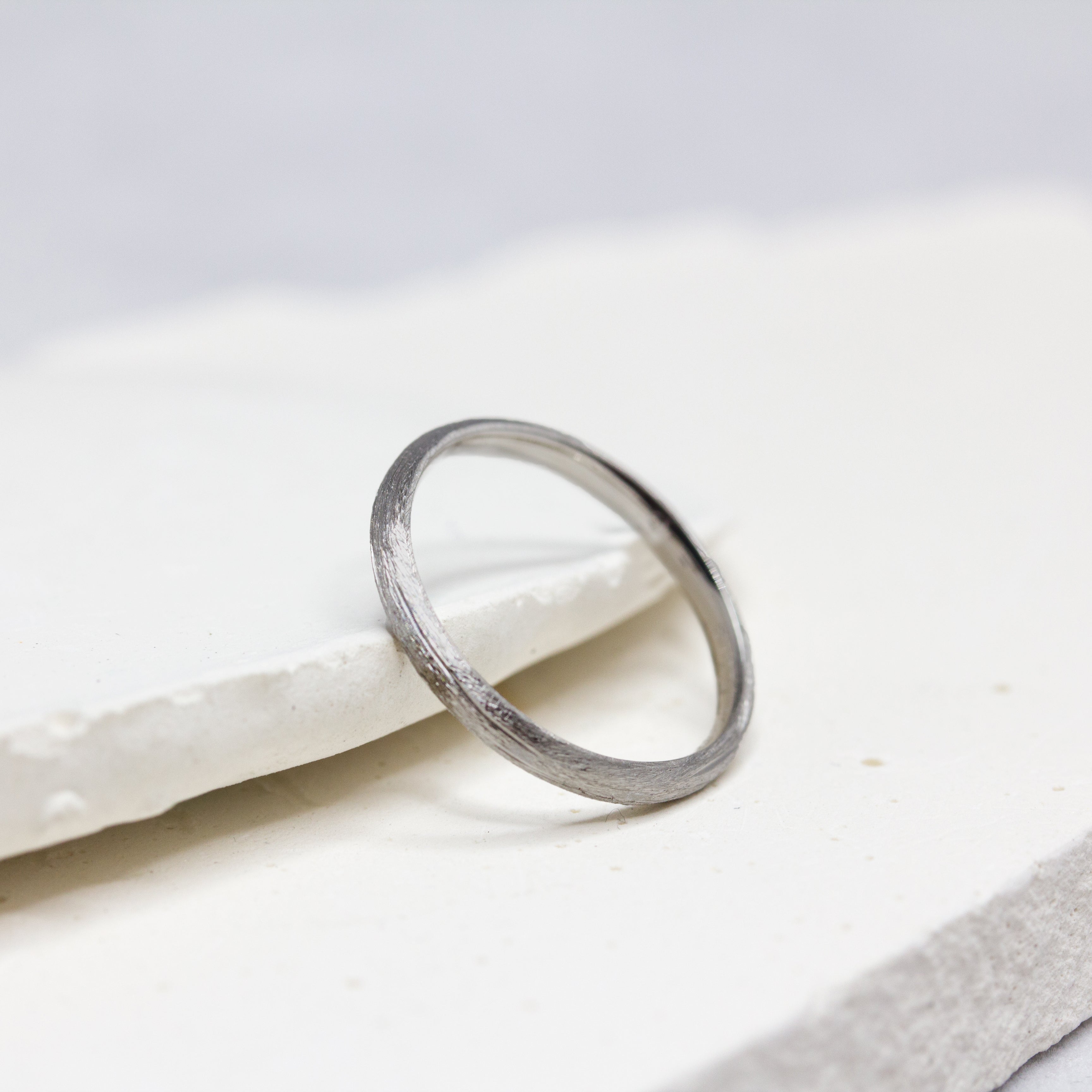 Anneau de mariage pour femme texturé en or gris palladié 18 carats certifié Fairmined, au fini brossé, réalisée à la main dans notre atelier parisien