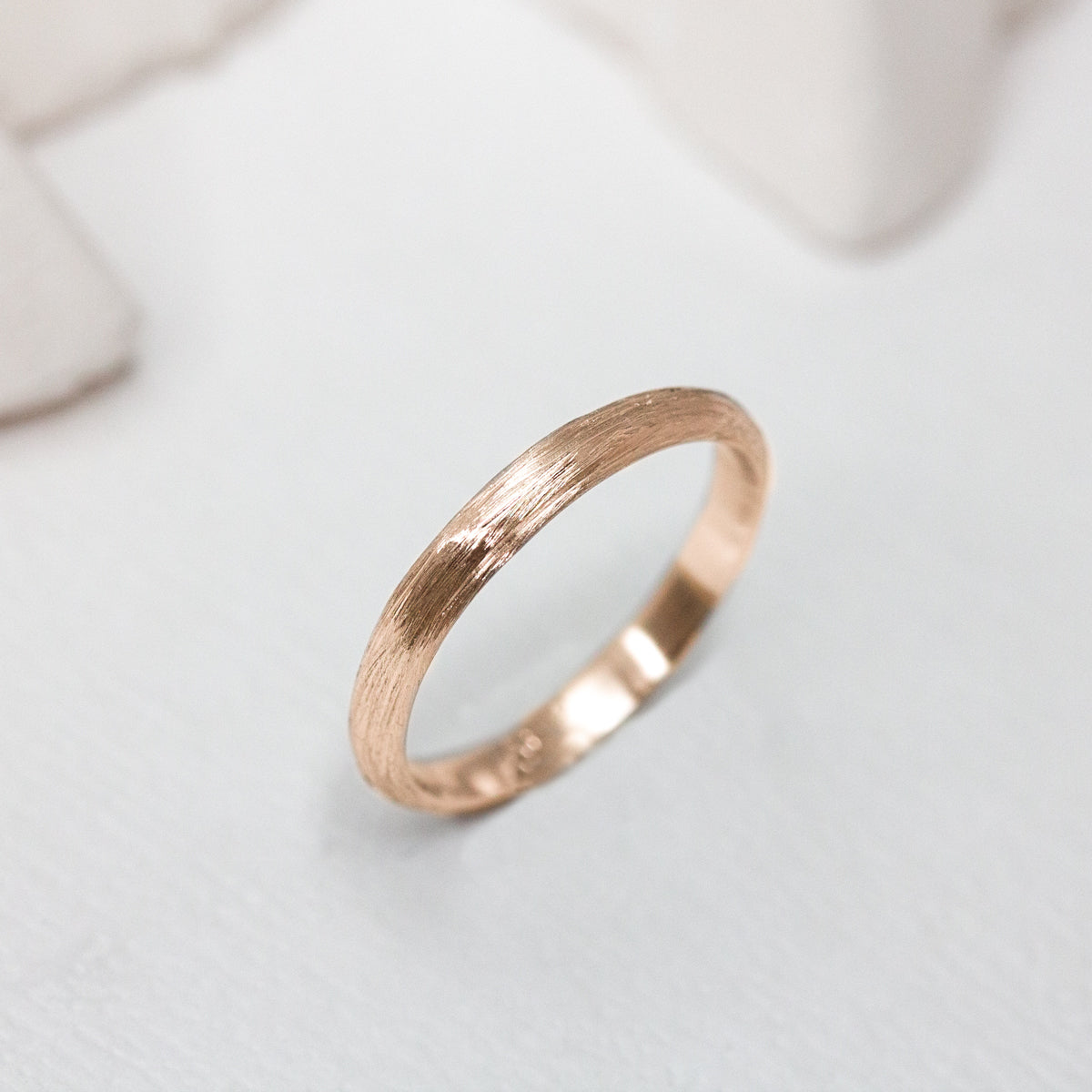 Alliance en or rouge à la finition brossée, réalisée dans une joaillerie éthique basée à Paris.