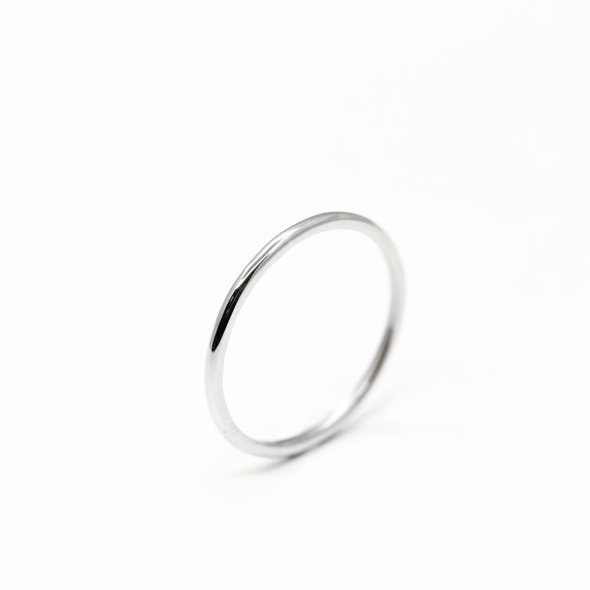 Bague de mariage alliance très fine classique femme en or blanc recyclé 18 carats + prime Fairmined, fabriquée à Paris à la main par nos joailliers