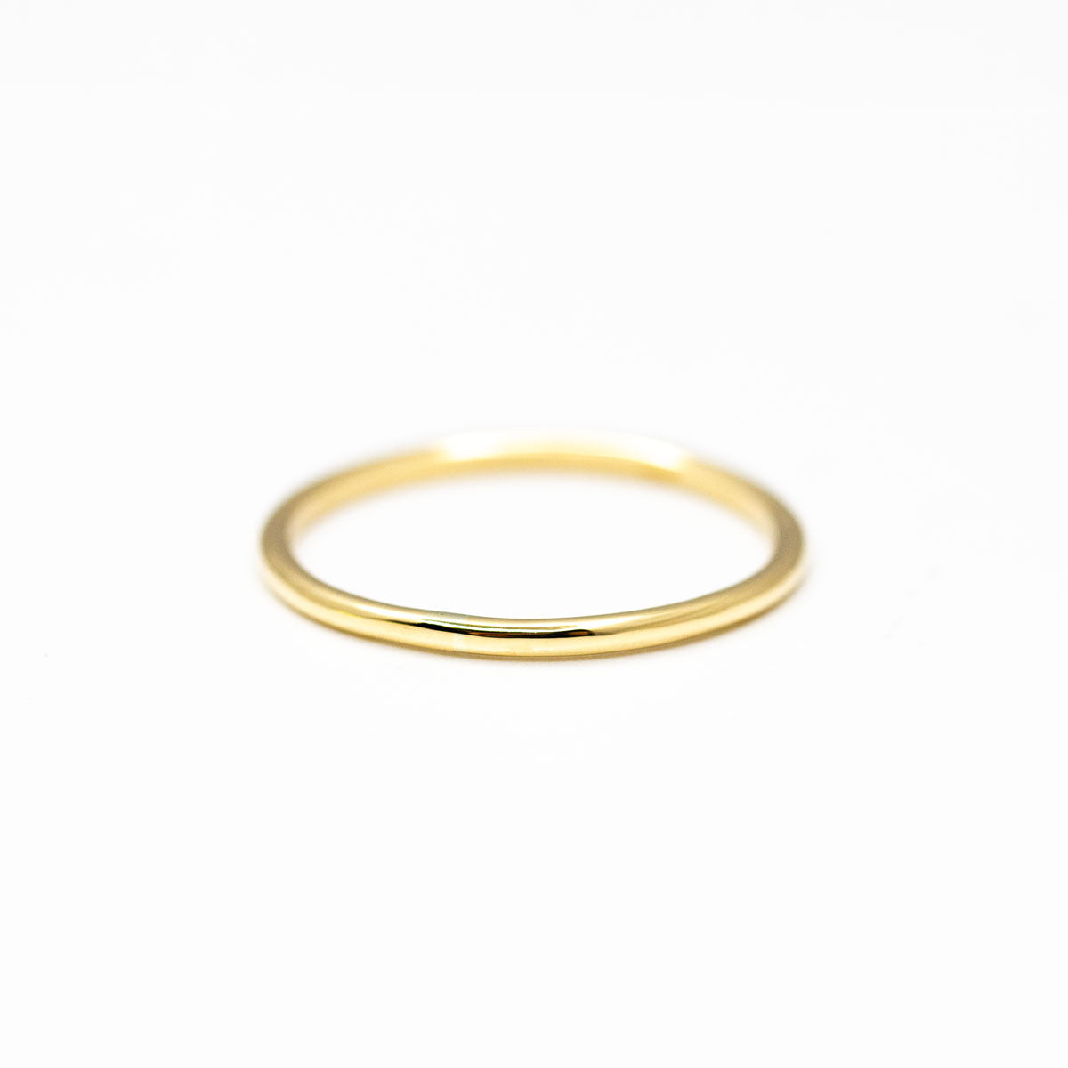 Alliance de mariage très fine classique femme en or jaune recyclé 18 carats + prime Fairmined, fabriquée à Paris à la main par nos joailliers