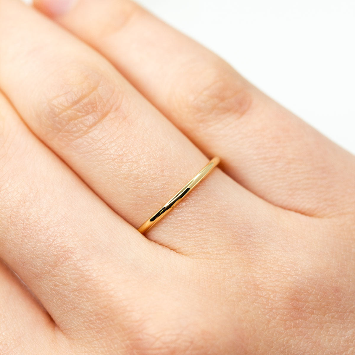 Alliance très fine classique femme pour mariage en or jaune recyclé 18 carats + prime Fairmined, fabriquée à Paris à la main par nos joailliers