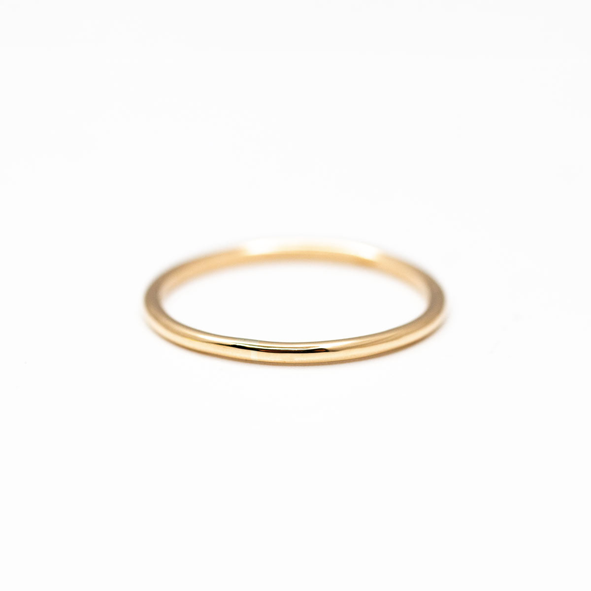 Alliance très fine classique femme pour mariage en or rose champagne recyclé 18 carats + prime Fairmined, fabriquée à Paris à la main par nos joailliers