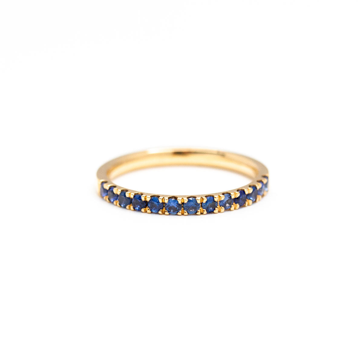 Pièce unique union femme- Alliance pavée Denise 1/2 tour ornée de 13 saphirs bleus, réalisée en or rose-champagne éthique 18 carats Fairmined à Paris