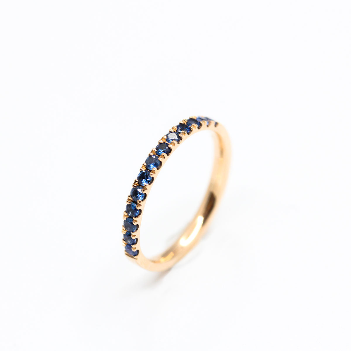 Pièce unique mariage femme- Bague pavée Denise 1/2 tour ornée de 13 saphirs bleus, réalisée en or rose-champagne éthique 18 carats Fairmined à Paris