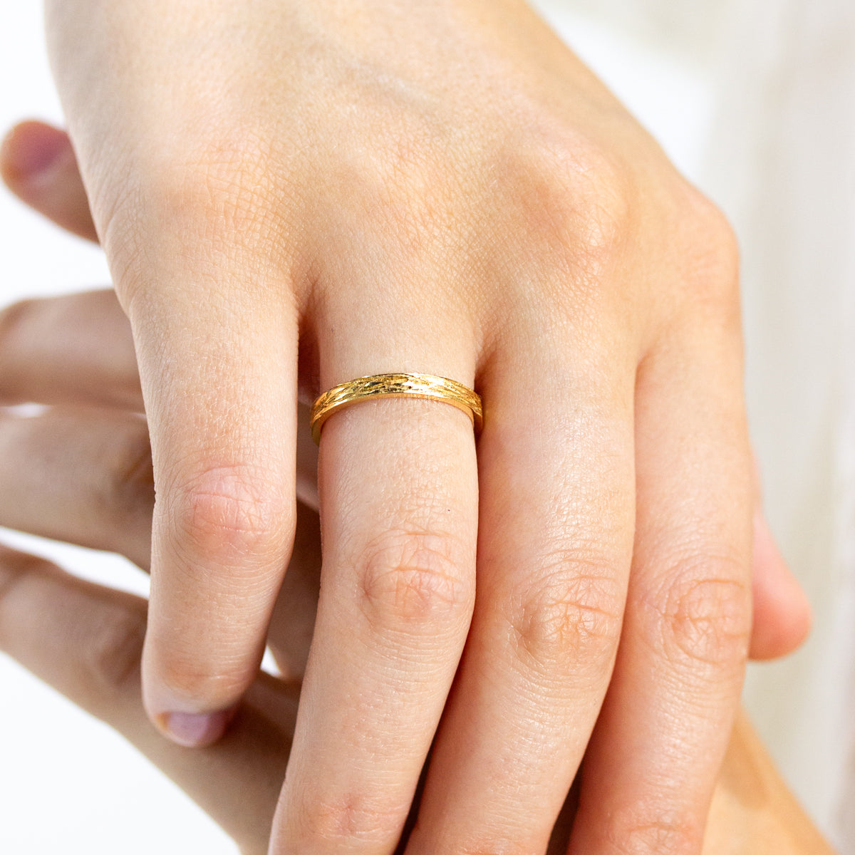 Alliance fine femme en or jaune éthique 18 carats Fairmined, texture artisanale inspirée de l'amandier | Joaillerie française éthique