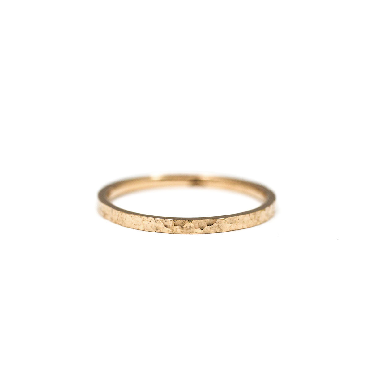 Bague de mariage et union originale fine femme ruban 1,5 mm texture martelée Sarita fabriquée en or rose-champagne 18 carats recyclé à la main dans notre atelier à Paris
