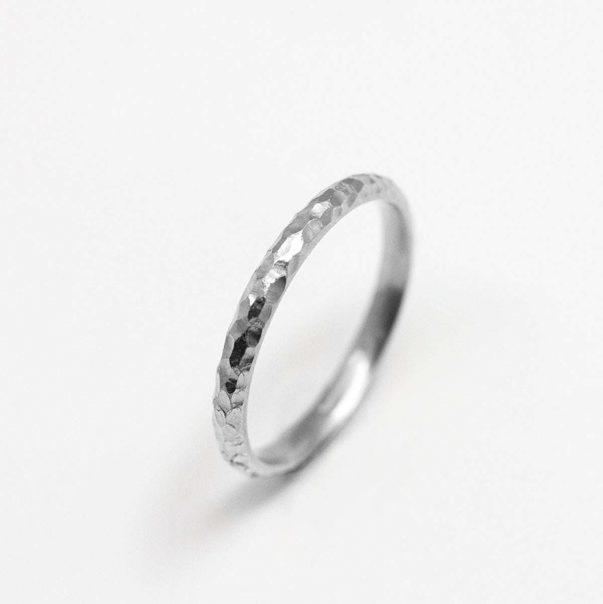 Alliance femme martelée mariage en or blanc recyclé 18 carats, jonc bombé 1,8mm texture Sarita
Joaillier éthique et fabrication artisanale à Paris et Lyon