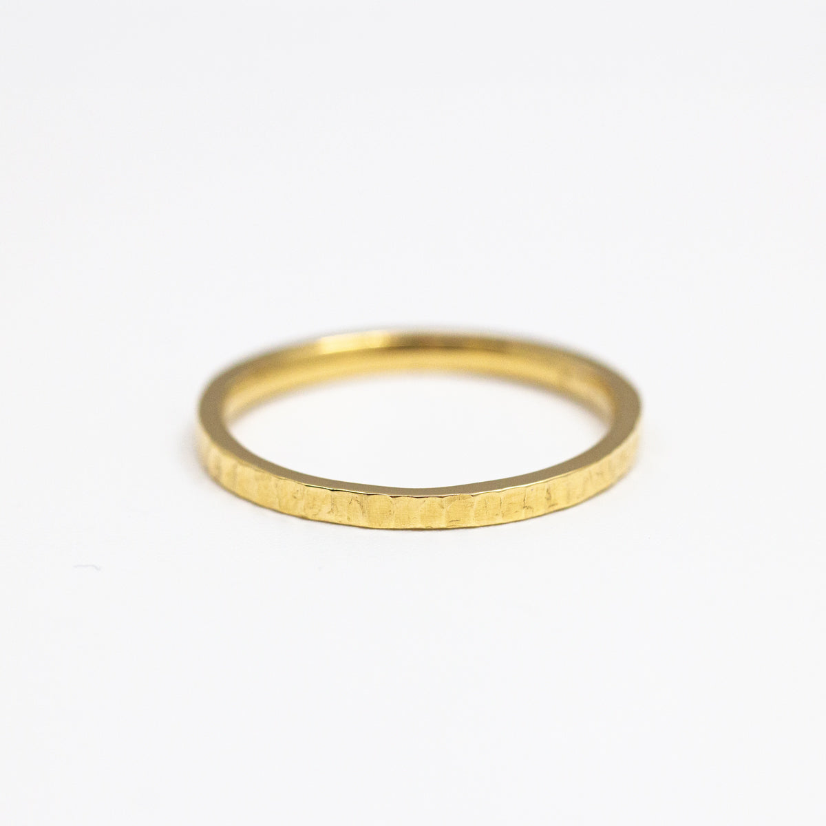 Alliance fine originale femme or jaune 18 carats, texture artisanale Jalon fabriquée artisanalement. Joaillerie éthique Paris et Lyon