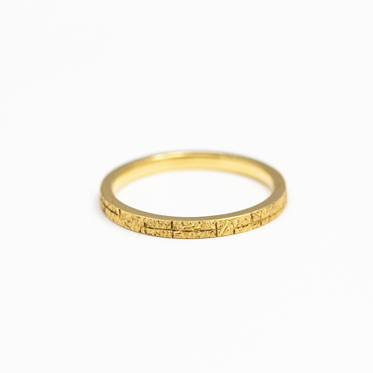 Alliance fine ruban 2mm pour femme en or jaune recyclé 18 carats, texture Hélia inspirée de l'écorce des peupliers réalisée à la main
