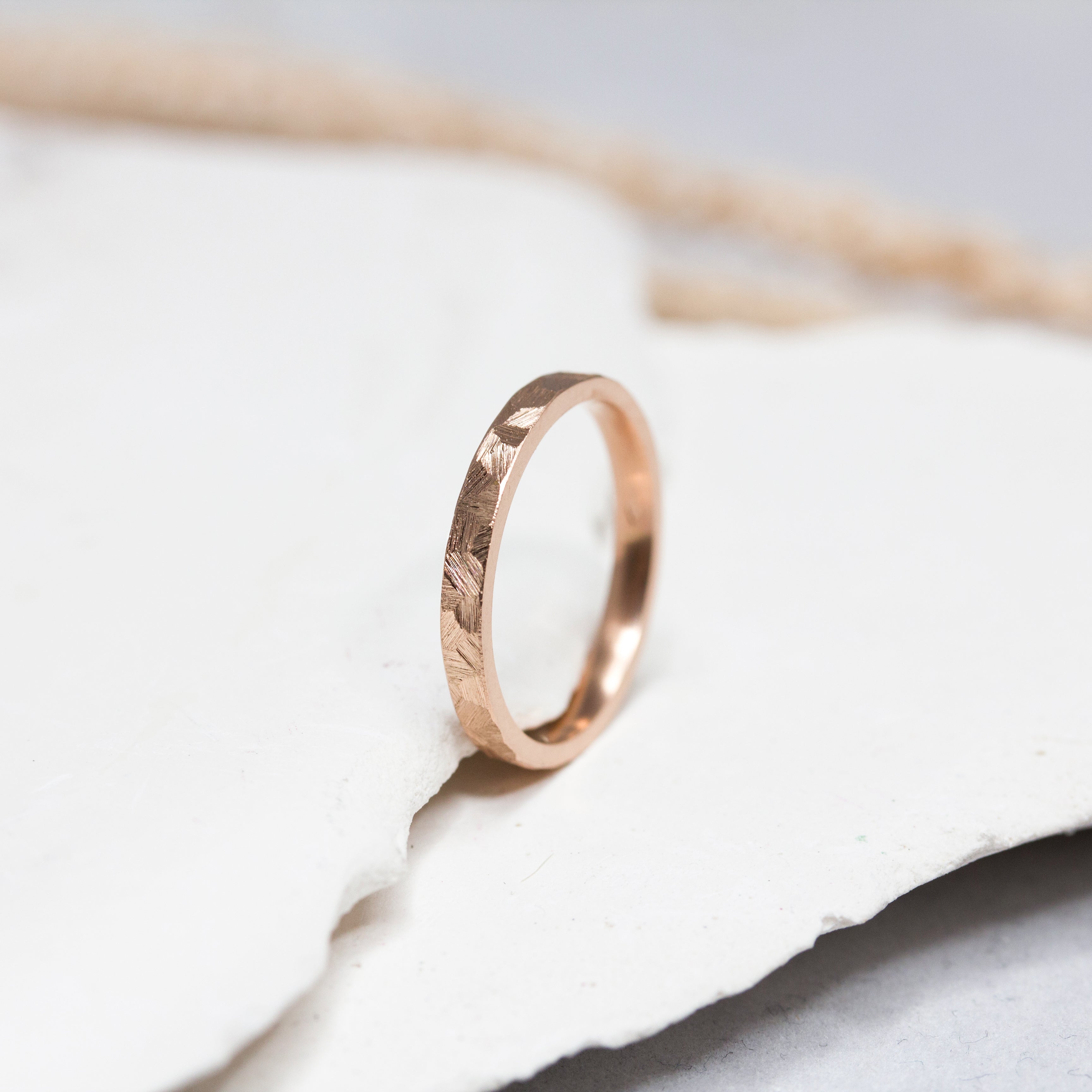 Anneau de mariage Staël fin en or brossé 18 carats Fairmined, unisexe, réalisée à Paris dans notre atelier de joaillerie - Paulette à Bicyclette