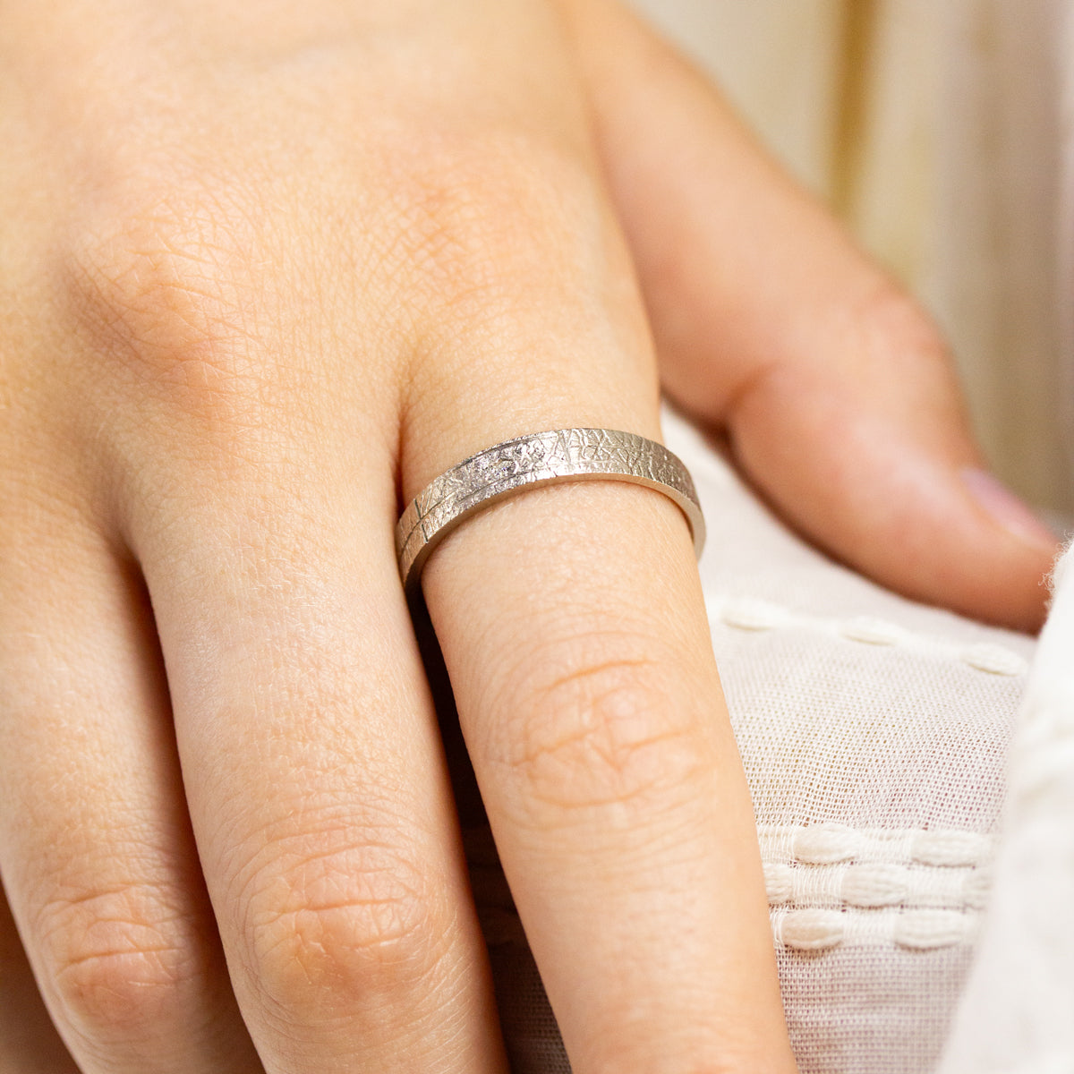 Alliance de mariage Hélia en ruban plat 4mm texturée et originale, pour femme et homme, réalisée dans un atelier artisanal de joaillerie à Paris