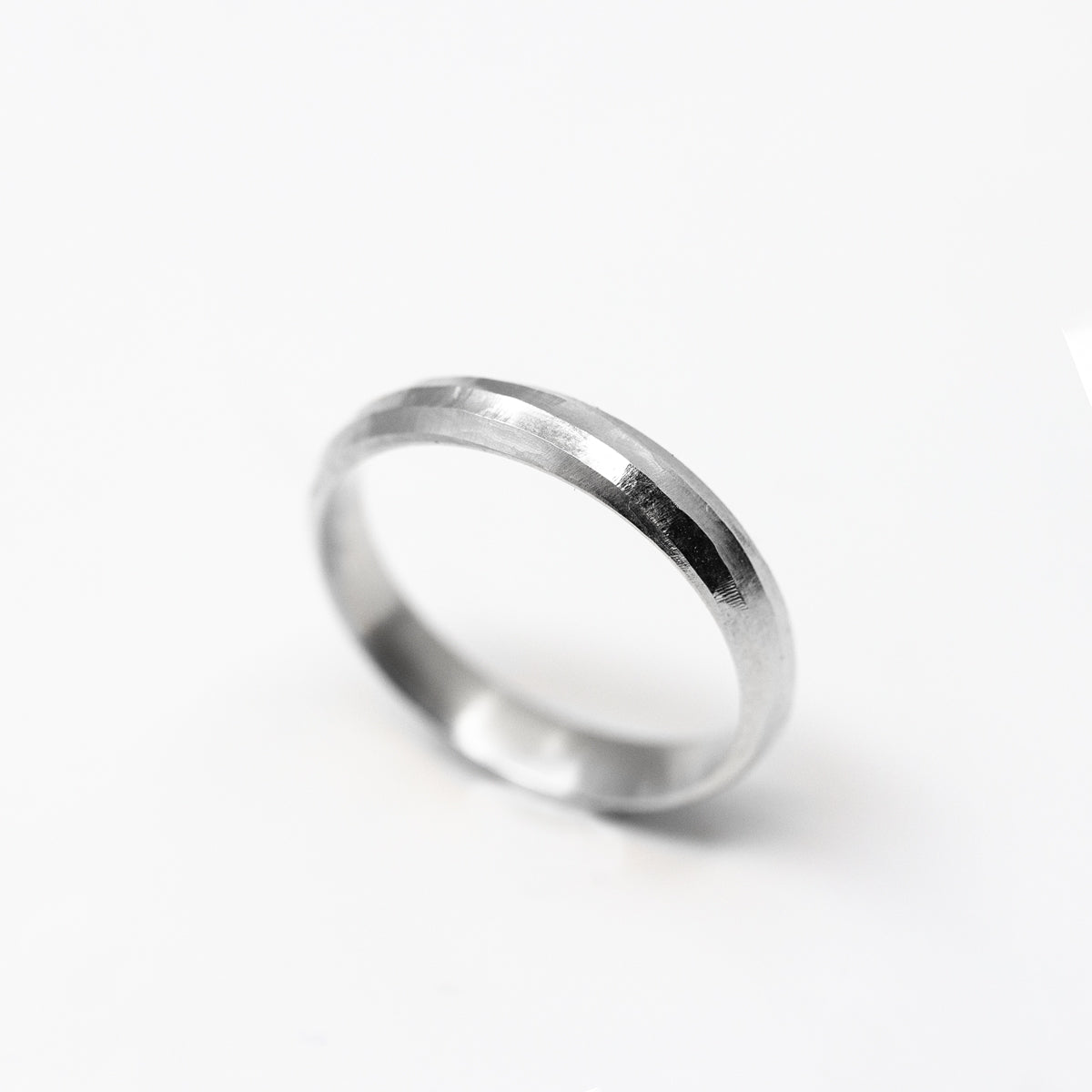 Alliance originale mixte demi-jonc 4 mm En Chemin mariage en or blanc 18 carats recyclé. Fabrication artisanale