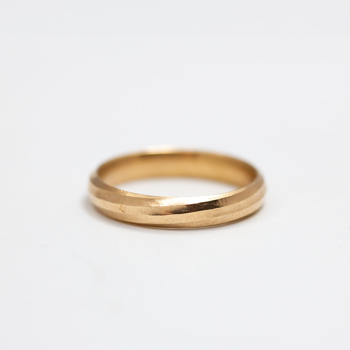 Alliance originale mixte demi-jonc 4 mm En Chemin mariage en or rose-champagne 18 carats recyclé. Fabrication artisanale