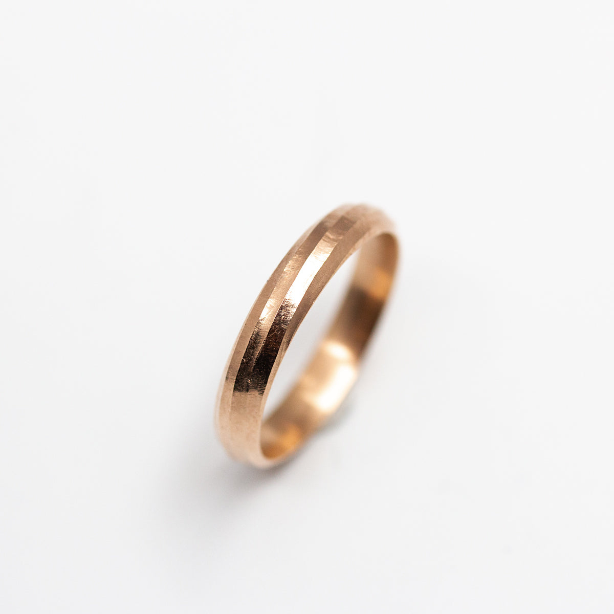 Alliance originale mixte demi-jonc 4 mm En Chemin mariage en or rouge 18 carats recyclé. Fabrication artisanale